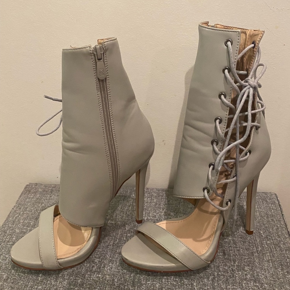 Grey booties 🌪 gray heels